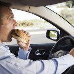Vừa lái xe ô tô vừa ăn uống: Thói quen nguy hiểm cần bỏ